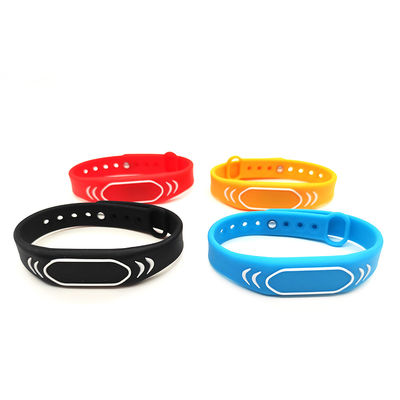 Modifique la pulsera del silicón para requisitos particulares de NFC para los campus/los parques de atracciones