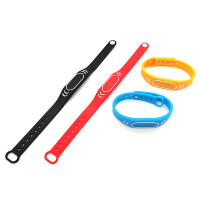 Modifique la pulsera del silicón para requisitos particulares de NFC para los campus/los parques de atracciones