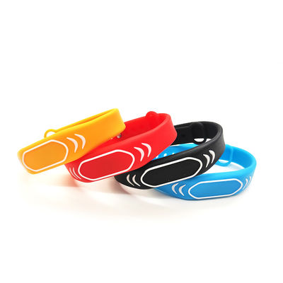 Modifique la pulsera del silicón para requisitos particulares de NFC para los campus/los parques de atracciones