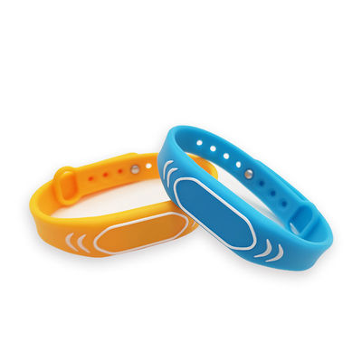 Modifique la pulsera del silicón para requisitos particulares de NFC para los campus/los parques de atracciones